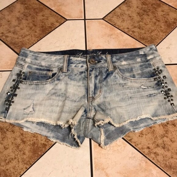 American eagle acid light wash studded denim booty shorts size 4 - Picture 1 of 11